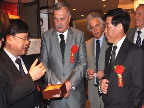 羅馬尼亞湖南黑茶推介會(huì)上，周重旺董事長(zhǎng)在向客商介紹臻藏茯茶_副本